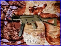H&K Desert Storm Edition UMP Airsoft AEG Rifle with metal gearbox and magazine